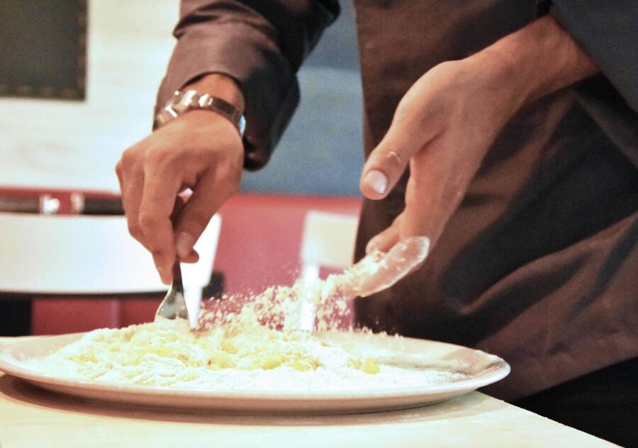 Rome: Pasta, Ravioli, and Tiramisu Cooking Class with Wine - Filling ricotta ravioli without panic