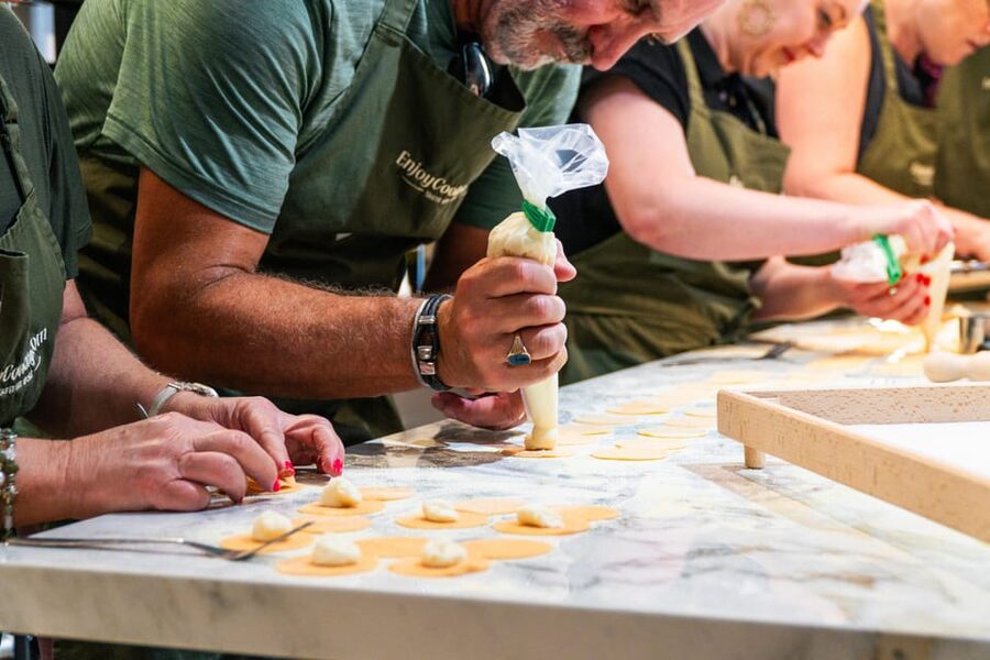 Rome: Pasta, Ravioli & Tiramisu Cooking Class by Colosseum - Why the small group matters