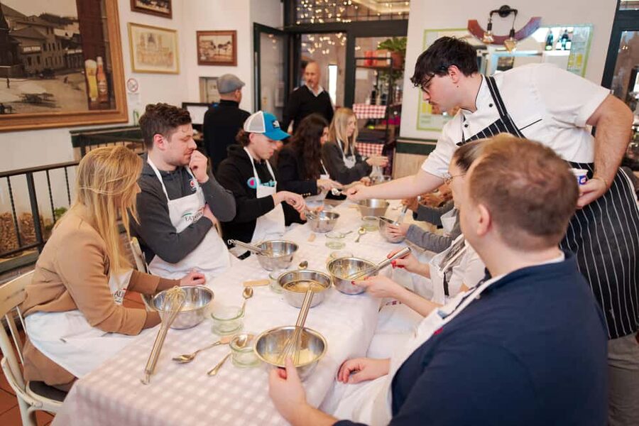Rome: Pizza Cooking Class in Piazza Navona with Drinks - Key points at a glance
