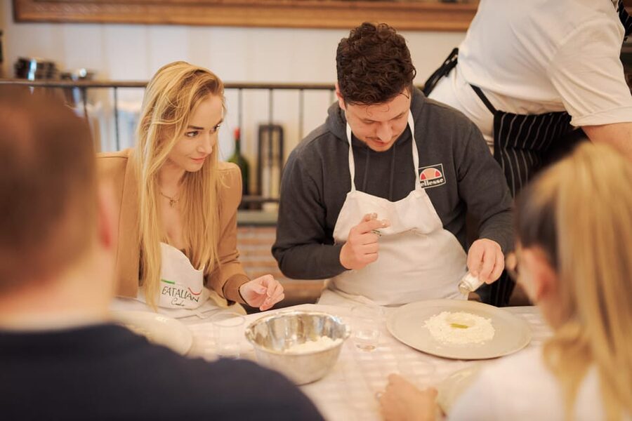 Rome: Pizza Cooking Class in Piazza Navona with Drinks - Drinks included from start to finish