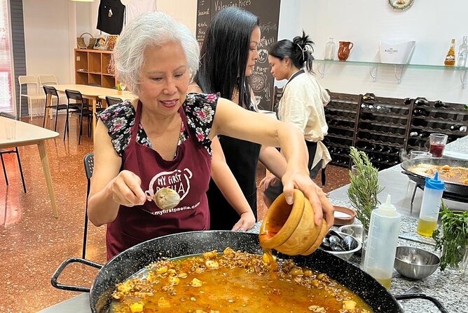 Seafood paella cooking class, tapas and visit to Ruzafa market. - How the timing and group size affect the experience