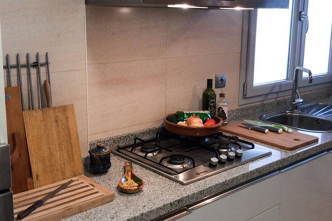 Spanish Paella Private Online Cooking Class - What the class does especially well