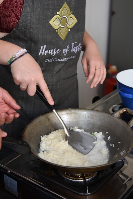 Sukhumvit: Hands-on Thai Cooking Class & Market Tour in BKK - Making curry paste from scratch