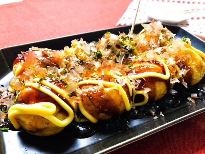 Takoyaki cooking experience in Kabukicho, Shinjuku - Cooking with children around a hot griddle