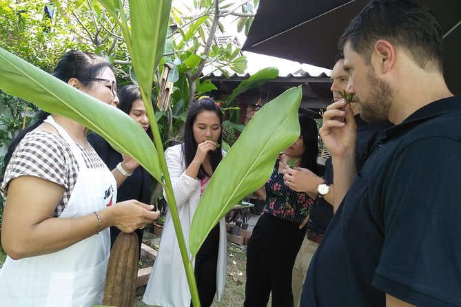 Thai Cooking Class - Making curry paste from scratch