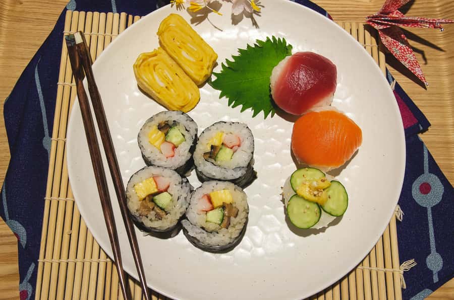 Tokyo: Tsukiji Market Walking Tour & Sushi Cooking Class - From market lanes to the cooking studio