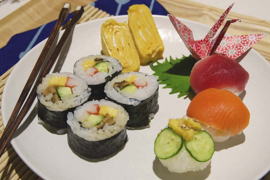 Tokyo: Tsukiji Market Walking Tour & Sushi Cooking Class - Sitting down to eat your own work