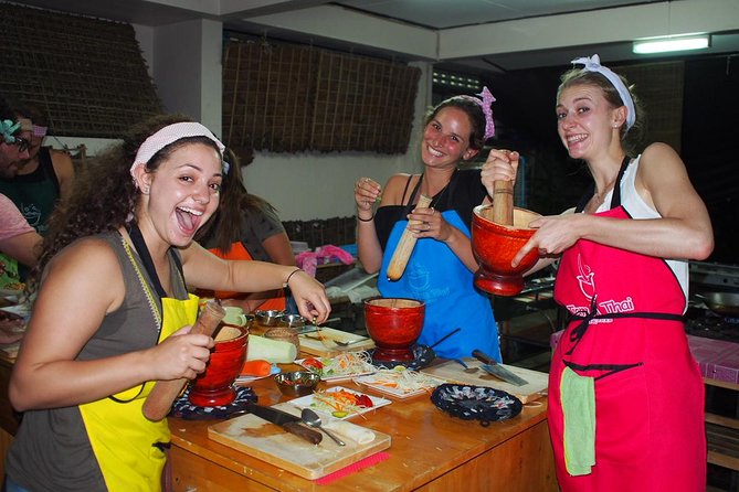 Tomyumthai Cooking Class in Chiang Mai - Choosing dishes and cooking six courses