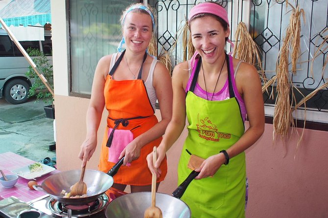 Tomyumthai Cooking Class in Chiang Mai - Eating each dish as soon as it is ready