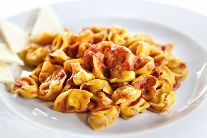 Tortelloni and Tagliatelle Cooking Class in Bologna + Wine - Rolling Tagliatelle With Ragù alla Bolognese