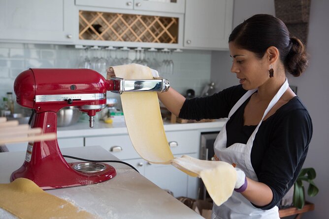 Tortelloni and Tagliatelle Cooking Class in Bologna + Wine - Making Tortelloni With Tomato and Basil