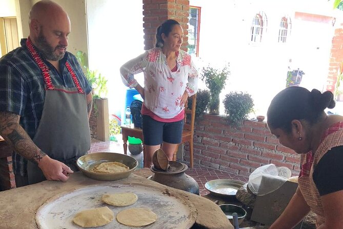 Traditional Cooking Class with Minerva Lopez - A warm welcome with chocolate and bread