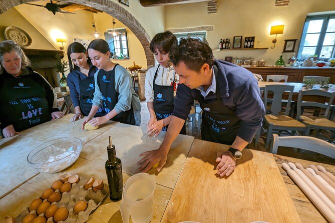 Tuscan Cooking Class of Homemade Pastas and Cantucci Cookies - Arriving at Podere Spedalone near Pienza