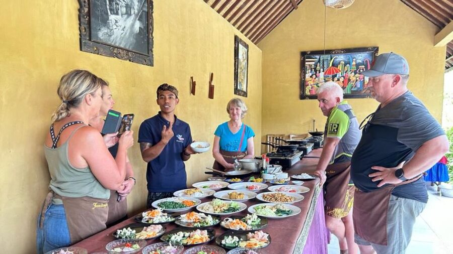 Ubud: Balinese Cooking Class with Hotel Transfers - The morning market: choosing the ingredients