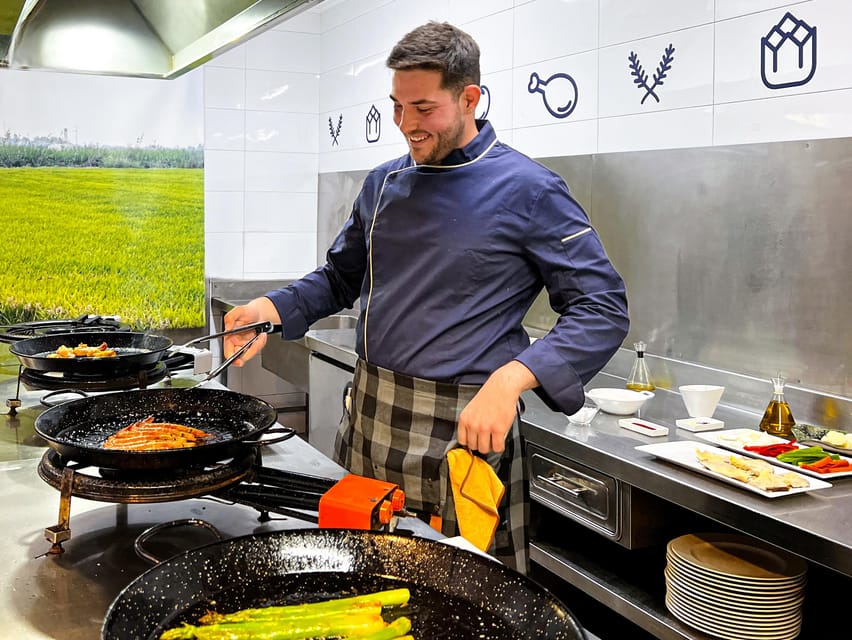 Valencia: Paella Cooking Class with Central Market Tour - Tapas, wine, and the social side of the class