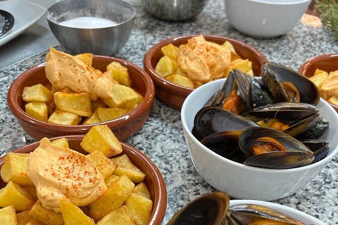 Valencian paella cooking class, tapas and visit to Ruzafa market. - The meal includes more than paella