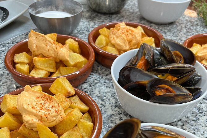 Valencian Paella Cooking Class, Tapas & Sangria - Evening - The social side, from solo visits to family nights
