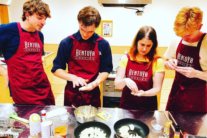 Vegan/Vegetarian Ramen and Gyoza by Bentoya cooking - The supermarket stop gives the class its local angle