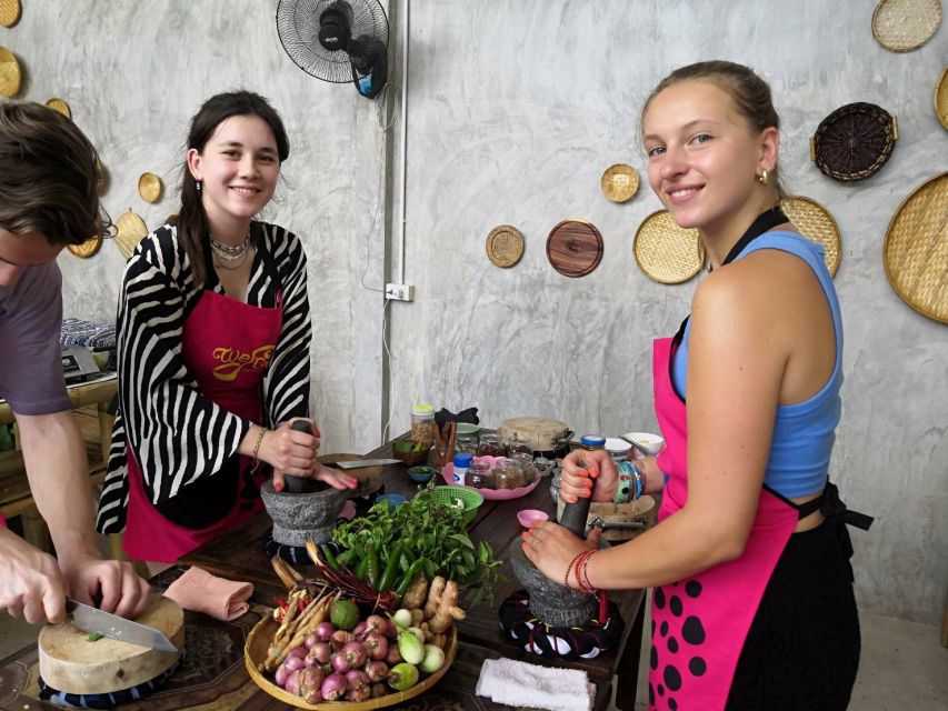 We Cook Thai Home Garden Cooking School - Cooking in a home garden kitchen